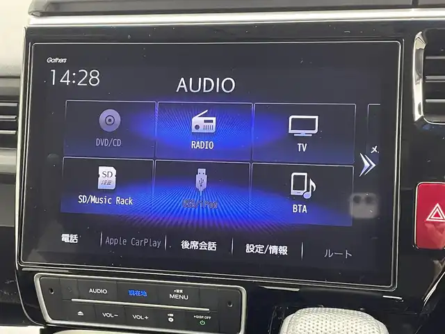 ホンダ ステップワゴン モデューロX ホンダセンシング 熊本県 2020(令2)年 4.4万km プラチナホワイトパール ワンオーナー/純正ナビVXU-207Wi（ＣＤ・ＤＶＤ・フルセグ・ＢＴ・ＳＤ・ＡｐｐｌＣａｒＰｌａｙ・ＵＳＢ）/全周囲カメラ　/バックカメラ/フロントカメラ/純正前方ドライブレコーダー　/純正フリップダウンモニター/ビルトインＥＴＣ２．０　/両側パワースライドドア　/アダブティブクルーズコントロール/衝突軽減ブレーキ/レーンキープアシスト/車線逸脱警報/横滑り防止/アイドリングストップ/ハーフレザーシート/純正フロアマット/社外１７インチAW/オートライト/LEDヘッドライト/フォグランプ/スマートキー/プッシュスタート/スペアキー1本/保証書/取扱説明書