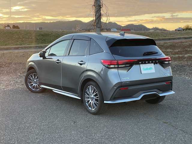 日産 ノート e－パワーオーテック FOUR 新潟県 2023(令5)年 0.3万km ダークメタルグレー 4WD/純正9インチメモリナビ/BT/フルセグテレビ/全方位カメラ/ETC/ドライブレコーダー/衝突被害軽減ブレーキ/レーンキープアシスト/革シート/シートヒーター/ステアリングヒーター/ステアリングスイッチ/コーナーセンサー/スマートキー/プッシュスタート/LEDヘッドライト/オートライト/オートハイビーム/フォグランプ/純正16インチアルミホイール