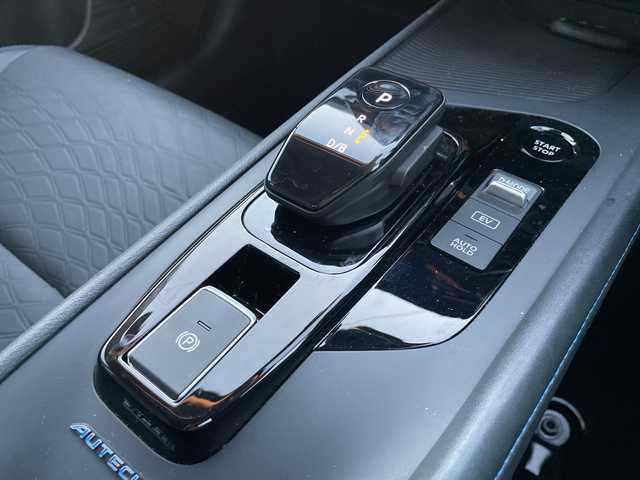 日産 ノート e－パワーオーテック FOUR 新潟県 2023(令5)年 0.3万km ダークメタルグレー 4WD/純正9インチメモリナビ/BT/フルセグテレビ/全方位カメラ/ETC/ドライブレコーダー/衝突被害軽減ブレーキ/レーンキープアシスト/革シート/シートヒーター/ステアリングヒーター/ステアリングスイッチ/コーナーセンサー/スマートキー/プッシュスタート/LEDヘッドライト/オートライト/オートハイビーム/フォグランプ/純正16インチアルミホイール