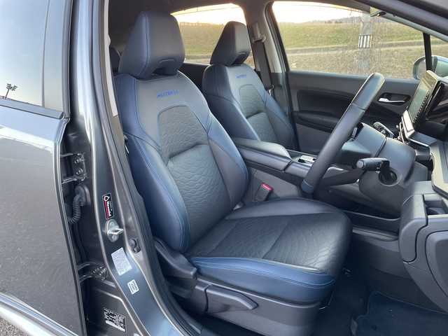 日産 ノート e－パワーオーテック FOUR 新潟県 2023(令5)年 0.3万km ダークメタルグレー 4WD/純正9インチメモリナビ/BT/フルセグテレビ/全方位カメラ/ETC/ドライブレコーダー/衝突被害軽減ブレーキ/レーンキープアシスト/革シート/シートヒーター/ステアリングヒーター/ステアリングスイッチ/コーナーセンサー/スマートキー/プッシュスタート/LEDヘッドライト/オートライト/オートハイビーム/フォグランプ/純正16インチアルミホイール