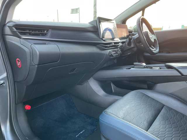 日産 ノート e－パワーオーテック FOUR 新潟県 2023(令5)年 0.3万km ダークメタルグレー 4WD/純正9インチメモリナビ/BT/フルセグテレビ/全方位カメラ/ETC/ドライブレコーダー/衝突被害軽減ブレーキ/レーンキープアシスト/革シート/シートヒーター/ステアリングヒーター/ステアリングスイッチ/コーナーセンサー/スマートキー/プッシュスタート/LEDヘッドライト/オートライト/オートハイビーム/フォグランプ/純正16インチアルミホイール