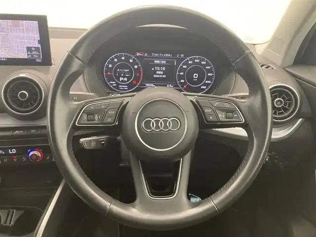 アウディ Ｑ２ 1．0 TFSI スポーツ 熊本県 2017(平29)年 1.9万km グレイシアホワイトメタリック ・スマートキー/・プッシュスタート/・Audiプレセンス/・パーキングエイド/・クルーズコントロール(追従式)/・休憩の推奨/・前席シートヒーター/・純正メモリナビ/　【DVD・Bluetooth・SD・USB】/・フルセグTV/・バックカメラ/・ETC2.0/・社外18インチアルミホイル/・ダウンサス/・LEDヘッドランプ/・純正マット