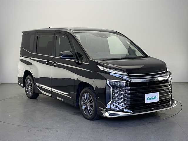 トヨタ ヴォクシー ハイブリッド S－Z 長野県 2023(令5)年 3.1万km アティチュードブラックマイカ 4WD/純正メーカーナビ（CD/DVD/BT/AM/FM/TV）/モデリスタエアロ（フロント/サイドスカート/リア）/シグネーチャーイルミグリル/イルミルーフスポイラー/純正フリップダウンモニター/ブラインドスポットモニター/プリクラッシュセーフティー/プロアクティブドライビングアシスト/安心降車アシスト/アドヴァンスドライブ/レーンチェンジアシスト/アラウンドビューモニター/2列目サンシェード/ビルトインETC2.0/寒冷地仕様/ハーフレーザーシート/シートヒーター/アイドリングストップ/LEDヘッドライト/純正フロアマット/ドアバイザー/プッシュスタート