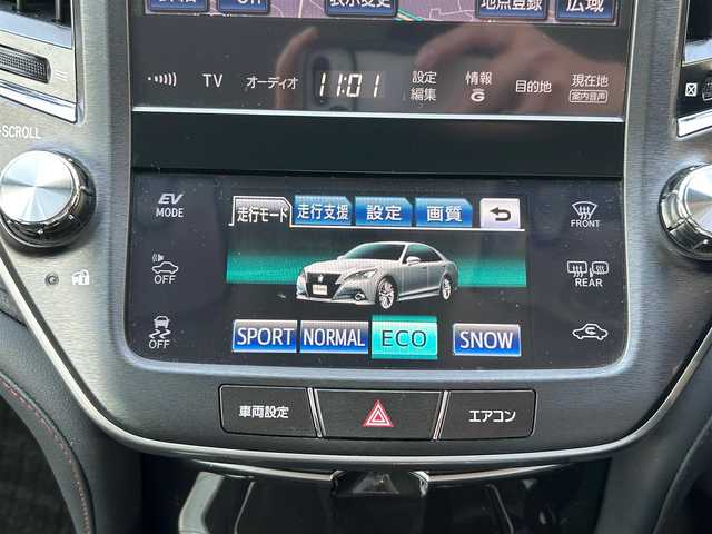 トヨタ クラウン ハイブリッド アスリートS 熊本県 2013(平25)年 6.4万km ホワイトパールクリスタルシャイン プッシュスタート/メーカーOPナビ/バックカメラ/ビルトインETC/前後ドライブレコーダー/純正17インチAW/レーダークルーズ/前席パワーシート/HIDヘッドライト/オートライト/フォグライト/前後コーナーセンサー/横滑り防止装置/ウィンカーミラー/純正フロアマット/純正ドアバイザー/新車保証書/取扱説明書/スマートスペアキー×1本