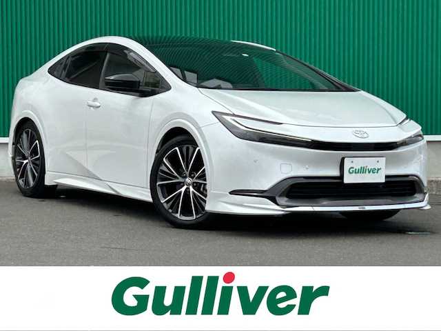 トヨタ プリウス Z 宮城県 2023(令5)年 0.8万km プラチナホワイトパールマイカ パノラマルーフ/デジタルインナーミラー/＝＝＝/ワンオーナー車/4WD/寒冷地仕様/トヨタセーフティセンス/・プリクラッシュセーフティ/・レーダークルーズコントロール/・レーントレーシングアシスト/・レーンディパーチャーアラート/・レーンチェンジアシスト/・緊急時操舵支援/・オートマチックハイビーム/・ロードサインアシスト/・フロントトラフィックアラート/・ドライバー異常時対応システム/・プロアクティブドライビングアシスト/BSM/クリアランスソナー/パノラミックビューモニター/トヨタチームメイト(アドバンストパーク)/ディスプレイーディオ&ナビ機能/・12.3インチディスプレイオーディオ /・AppleCarplay/Bluetooth/フルセグTV/モデリスタエアロ【F・S・R】/TRDリアスポイラー/ETC2.0/シートヒーター／ベンチレーション/メモリー機能付パワーシート/ステアリングヒーター/パワーバックドア/置くだけ充電/USB入力端子/給電ポートタイプC【2口】/LEDヘッドライト/純正19インチアルミホイール/フロアマット/ドアバイザー