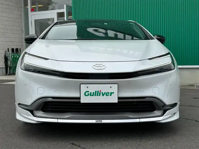 トヨタ プリウス Z 宮城県 2023(令5)年 0.8万km プラチナホワイトパールマイカ パノラマルーフ/デジタルインナーミラー/＝＝＝/ワンオーナー車/4WD/寒冷地仕様/トヨタセーフティセンス/・プリクラッシュセーフティ/・レーダークルーズコントロール/・レーントレーシングアシスト/・レーンディパーチャーアラート/・レーンチェンジアシスト/・緊急時操舵支援/・オートマチックハイビーム/・ロードサインアシスト/・フロントトラフィックアラート/・ドライバー異常時対応システム/・プロアクティブドライビングアシスト/BSM/クリアランスソナー/パノラミックビューモニター/トヨタチームメイト(アドバンストパーク)/ディスプレイーディオ&ナビ機能/・12.3インチディスプレイオーディオ /・AppleCarplay/Bluetooth/フルセグTV/モデリスタエアロ【F・S・R】/TRDリアスポイラー/ETC2.0/シートヒーター／ベンチレーション/メモリー機能付パワーシート/ステアリングヒーター/パワーバックドア/置くだけ充電/USB入力端子/給電ポートタイプC【2口】/LEDヘッドライト/純正19インチアルミホイール/フロアマット/ドアバイザー