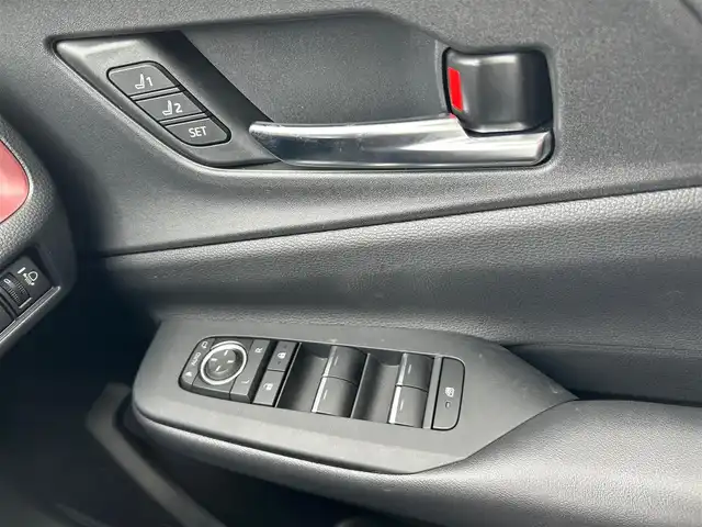 トヨタ プリウス Z 宮城県 2023(令5)年 0.8万km プラチナホワイトパールマイカ パノラマルーフ/デジタルインナーミラー/＝＝＝/ワンオーナー車/4WD/寒冷地仕様/トヨタセーフティセンス/・プリクラッシュセーフティ/・レーダークルーズコントロール/・レーントレーシングアシスト/・レーンディパーチャーアラート/・レーンチェンジアシスト/・緊急時操舵支援/・オートマチックハイビーム/・ロードサインアシスト/・フロントトラフィックアラート/・ドライバー異常時対応システム/・プロアクティブドライビングアシスト/BSM/クリアランスソナー/パノラミックビューモニター/トヨタチームメイト(アドバンストパーク)/ディスプレイーディオ&ナビ機能/・12.3インチディスプレイオーディオ /・AppleCarplay/Bluetooth/フルセグTV/モデリスタエアロ【F・S・R】/TRDリアスポイラー/ETC2.0/シートヒーター／ベンチレーション/メモリー機能付パワーシート/ステアリングヒーター/パワーバックドア/置くだけ充電/USB入力端子/給電ポートタイプC【2口】/LEDヘッドライト/純正19インチアルミホイール/フロアマット/ドアバイザー