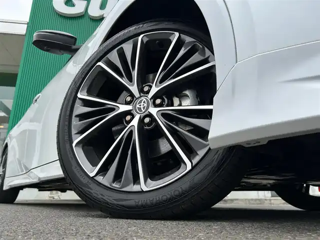 トヨタ プリウス Z 宮城県 2023(令5)年 0.8万km プラチナホワイトパールマイカ パノラマルーフ/デジタルインナーミラー/＝＝＝/ワンオーナー車/4WD/寒冷地仕様/トヨタセーフティセンス/・プリクラッシュセーフティ/・レーダークルーズコントロール/・レーントレーシングアシスト/・レーンディパーチャーアラート/・レーンチェンジアシスト/・緊急時操舵支援/・オートマチックハイビーム/・ロードサインアシスト/・フロントトラフィックアラート/・ドライバー異常時対応システム/・プロアクティブドライビングアシスト/BSM/クリアランスソナー/パノラミックビューモニター/トヨタチームメイト(アドバンストパーク)/ディスプレイーディオ&ナビ機能/・12.3インチディスプレイオーディオ /・AppleCarplay/Bluetooth/フルセグTV/モデリスタエアロ【F・S・R】/TRDリアスポイラー/ETC2.0/シートヒーター／ベンチレーション/メモリー機能付パワーシート/ステアリングヒーター/パワーバックドア/置くだけ充電/USB入力端子/給電ポートタイプC【2口】/LEDヘッドライト/純正19インチアルミホイール/フロアマット/ドアバイザー