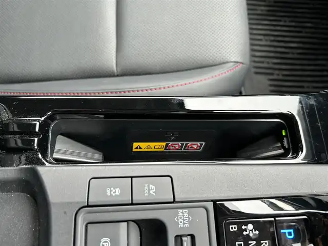 トヨタ プリウス Z 宮城県 2023(令5)年 0.8万km プラチナホワイトパールマイカ パノラマルーフ/デジタルインナーミラー/＝＝＝/ワンオーナー車/4WD/寒冷地仕様/トヨタセーフティセンス/・プリクラッシュセーフティ/・レーダークルーズコントロール/・レーントレーシングアシスト/・レーンディパーチャーアラート/・レーンチェンジアシスト/・緊急時操舵支援/・オートマチックハイビーム/・ロードサインアシスト/・フロントトラフィックアラート/・ドライバー異常時対応システム/・プロアクティブドライビングアシスト/BSM/クリアランスソナー/パノラミックビューモニター/トヨタチームメイト(アドバンストパーク)/ディスプレイーディオ&ナビ機能/・12.3インチディスプレイオーディオ /・AppleCarplay/Bluetooth/フルセグTV/モデリスタエアロ【F・S・R】/TRDリアスポイラー/ETC2.0/シートヒーター／ベンチレーション/メモリー機能付パワーシート/ステアリングヒーター/パワーバックドア/置くだけ充電/USB入力端子/給電ポートタイプC【2口】/LEDヘッドライト/純正19インチアルミホイール/フロアマット/ドアバイザー