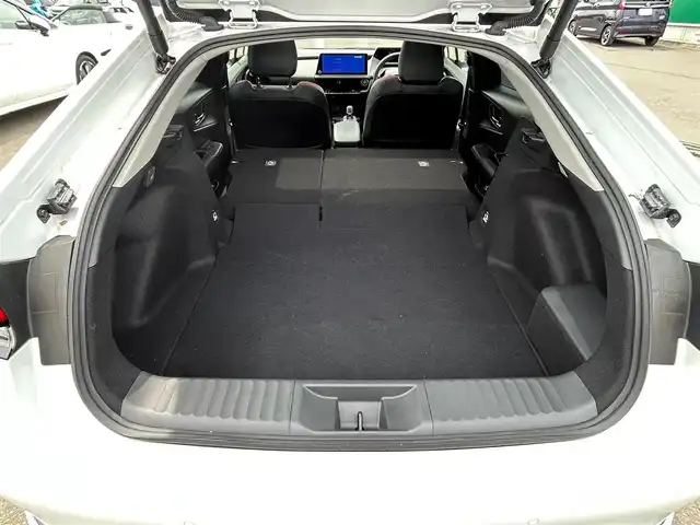 トヨタ プリウス Z 宮城県 2023(令5)年 0.8万km プラチナホワイトパールマイカ パノラマルーフ/デジタルインナーミラー/＝＝＝/ワンオーナー車/4WD/寒冷地仕様/トヨタセーフティセンス/・プリクラッシュセーフティ/・レーダークルーズコントロール/・レーントレーシングアシスト/・レーンディパーチャーアラート/・レーンチェンジアシスト/・緊急時操舵支援/・オートマチックハイビーム/・ロードサインアシスト/・フロントトラフィックアラート/・ドライバー異常時対応システム/・プロアクティブドライビングアシスト/BSM/クリアランスソナー/パノラミックビューモニター/トヨタチームメイト(アドバンストパーク)/ディスプレイーディオ&ナビ機能/・12.3インチディスプレイオーディオ /・AppleCarplay/Bluetooth/フルセグTV/モデリスタエアロ【F・S・R】/TRDリアスポイラー/ETC2.0/シートヒーター／ベンチレーション/メモリー機能付パワーシート/ステアリングヒーター/パワーバックドア/置くだけ充電/USB入力端子/給電ポートタイプC【2口】/LEDヘッドライト/純正19インチアルミホイール/フロアマット/ドアバイザー