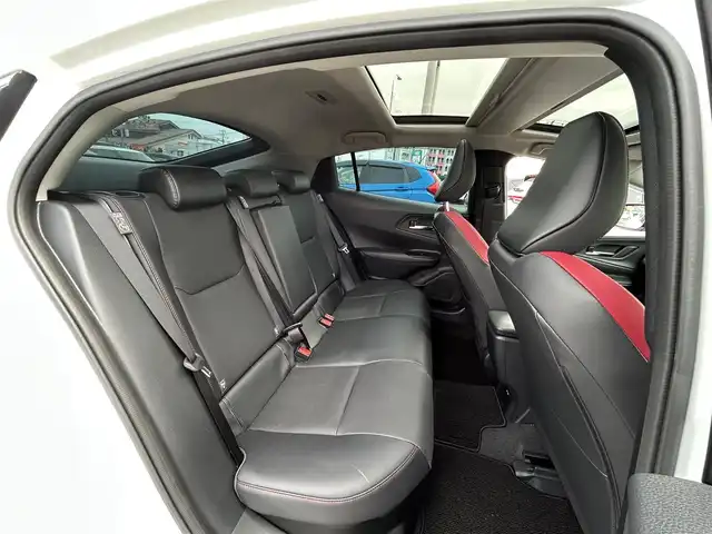 トヨタ プリウス Z 宮城県 2023(令5)年 0.8万km プラチナホワイトパールマイカ パノラマルーフ/デジタルインナーミラー/＝＝＝/ワンオーナー車/4WD/寒冷地仕様/トヨタセーフティセンス/・プリクラッシュセーフティ/・レーダークルーズコントロール/・レーントレーシングアシスト/・レーンディパーチャーアラート/・レーンチェンジアシスト/・緊急時操舵支援/・オートマチックハイビーム/・ロードサインアシスト/・フロントトラフィックアラート/・ドライバー異常時対応システム/・プロアクティブドライビングアシスト/BSM/クリアランスソナー/パノラミックビューモニター/トヨタチームメイト(アドバンストパーク)/ディスプレイーディオ&ナビ機能/・12.3インチディスプレイオーディオ /・AppleCarplay/Bluetooth/フルセグTV/モデリスタエアロ【F・S・R】/TRDリアスポイラー/ETC2.0/シートヒーター／ベンチレーション/メモリー機能付パワーシート/ステアリングヒーター/パワーバックドア/置くだけ充電/USB入力端子/給電ポートタイプC【2口】/LEDヘッドライト/純正19インチアルミホイール/フロアマット/ドアバイザー