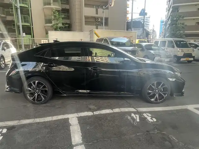 ホンダ シビック ハッチバック 大阪府 2019(令1)年 1.9万km クリスタルブラックパール ホンダセンシング/・衝突軽減ブレーキ/・路外逸脱抑制機能/・アクティブクルーズコントロール/・車線維持支援システム/・オートハイビーム/・標識認識機能/ホンダ純正メモリナビ/・Bluetooth/・バックカメラ/・CD・DVD/ホンダ純正18アルミホイール/パドルシフト/運転席＆助手席シートヒーター/マルチインフォメーションディスプレイ/オートブレーキホールド機能/電子制御パーキングブレーキ/エンジンスタート付Ｈｏｎｄａスマートキー/ワンオーナー/新車保証書/取扱説明書