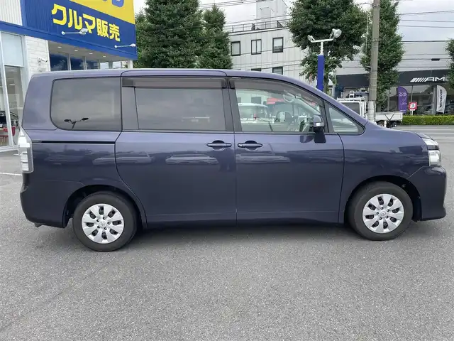 トヨタ ヴォクシー X Lエディション 東京都 2013(平25)年 9.2万km ダークバイオレットマイカメタリック (株)IDOMが運営する【じしゃロン昭島店】の自社ローン専用車両になります。こちらは現金またはオートローンご利用時の価格です。自社ローンご希望の方は別途その旨お申付け下さい/純正ナビ/BT/TV/SD/CD/ETC/スマートキー/バックカメラ/片側パワースライド/ドライブレコーダー前後/Autoライト/HID/ドアバイザー