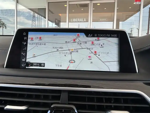 ＢＭＷ ７５０Ｌｉ Mスポーツ 茨城県 2017(平29)年 6.6万km ミネラルホワイト インテリジェントS/コンフォートA/スカイラウンジパノラマガラスサンルーフ/harman/kardon/ジェスチャーコントロール/Mスポーツエキゾースト/ブラウンレザーシート/リアモニター/純正ナビ/フルセグTV/360°カメラ/ミラー一体型ETC/全席パワーシート/全席シートヒーター/全席ベンチレーション/HUD/社外18インチAW