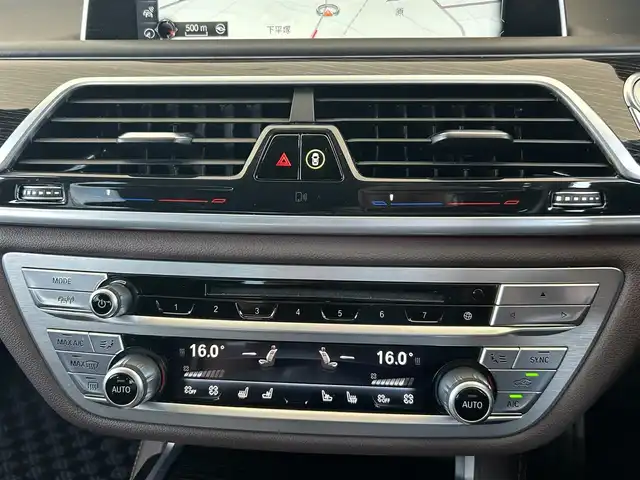 ＢＭＷ ７５０Ｌｉ Mスポーツ 茨城県 2017(平29)年 6.6万km ミネラルホワイト インテリジェントS/コンフォートA/スカイラウンジパノラマガラスサンルーフ/harman/kardon/ジェスチャーコントロール/Mスポーツエキゾースト/ブラウンレザーシート/リアモニター/純正ナビ/フルセグTV/360°カメラ/ミラー一体型ETC/全席パワーシート/全席シートヒーター/全席ベンチレーション/HUD/社外18インチAW