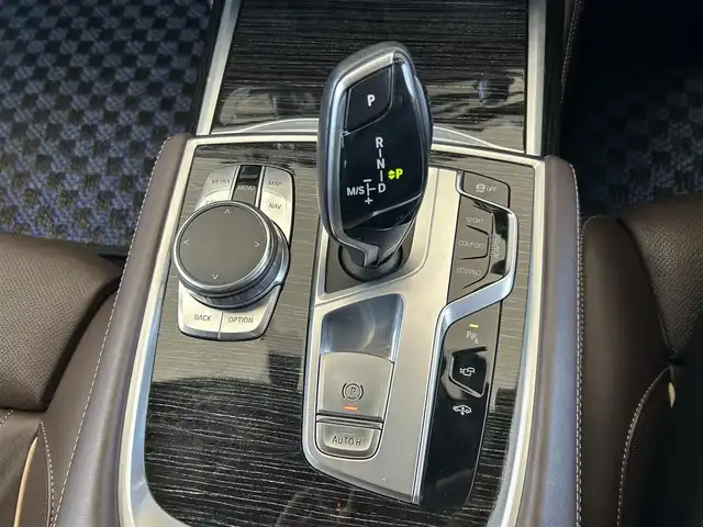 ＢＭＷ ７５０Ｌｉ Mスポーツ 茨城県 2017(平29)年 6.6万km ミネラルホワイト インテリジェントS/コンフォートA/スカイラウンジパノラマガラスサンルーフ/harman/kardon/ジェスチャーコントロール/Mスポーツエキゾースト/ブラウンレザーシート/リアモニター/純正ナビ/フルセグTV/360°カメラ/ミラー一体型ETC/全席パワーシート/全席シートヒーター/全席ベンチレーション/HUD/社外18インチAW