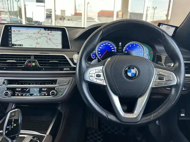 ＢＭＷ ７５０Ｌｉ Mスポーツ 茨城県 2017(平29)年 6.6万km ミネラルホワイト インテリジェントS/コンフォートA/スカイラウンジパノラマガラスサンルーフ/harman/kardon/ジェスチャーコントロール/Mスポーツエキゾースト/ブラウンレザーシート/リアモニター/純正ナビ/フルセグTV/360°カメラ/ミラー一体型ETC/全席パワーシート/全席シートヒーター/全席ベンチレーション/HUD/社外18インチAW