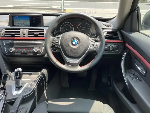 ＢＭＷ ３２０ｉ 三重県 2014(平26)年 6.3万km 白 ♪パワーバックドア/インテリジェントセーフティ/レーンディパーチャーウォーニング/純正ナビ/ ・DVD再生 ・CD録音/ ・MUSICコレクション/バックカメラ/クルーズコントロール/スマートキー/プッシュスタート/前席パワーシート(D席メモリ付)/LEDヘッドライト/フォグライト/リアフォグ/オートライト/コーナーセンサー/アイドリングストップ/純正18インチAW/ウィンカーミラー/革巻ステアリング/ステアリングスイッチ/フロアマット/スモークフィルム/電格ミラー/サイド/カーテンエアバック