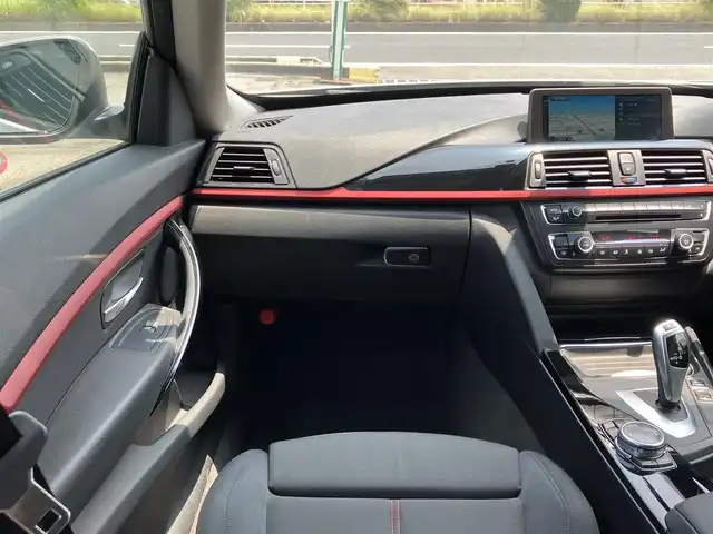 ＢＭＷ ３２０ｉ 三重県 2014(平26)年 6.3万km 白 ♪パワーバックドア/インテリジェントセーフティ/レーンディパーチャーウォーニング/純正ナビ/ ・DVD再生 ・CD録音/ ・MUSICコレクション/バックカメラ/クルーズコントロール/スマートキー/プッシュスタート/前席パワーシート(D席メモリ付)/LEDヘッドライト/フォグライト/リアフォグ/オートライト/コーナーセンサー/アイドリングストップ/純正18インチAW/ウィンカーミラー/革巻ステアリング/ステアリングスイッチ/フロアマット/スモークフィルム/電格ミラー/サイド/カーテンエアバック