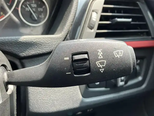 ＢＭＷ ３２０ｉ 三重県 2014(平26)年 6.3万km 白 ♪パワーバックドア/インテリジェントセーフティ/レーンディパーチャーウォーニング/純正ナビ/ ・DVD再生 ・CD録音/ ・MUSICコレクション/バックカメラ/クルーズコントロール/スマートキー/プッシュスタート/前席パワーシート(D席メモリ付)/LEDヘッドライト/フォグライト/リアフォグ/オートライト/コーナーセンサー/アイドリングストップ/純正18インチAW/ウィンカーミラー/革巻ステアリング/ステアリングスイッチ/フロアマット/スモークフィルム/電格ミラー/サイド/カーテンエアバック