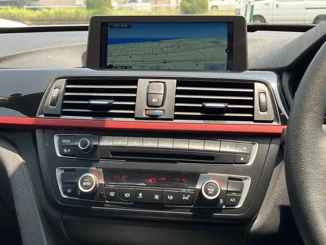ＢＭＷ ３２０ｉ 三重県 2014(平26)年 6.3万km 白 ♪パワーバックドア/インテリジェントセーフティ/レーンディパーチャーウォーニング/純正ナビ/ ・DVD再生 ・CD録音/ ・MUSICコレクション/バックカメラ/クルーズコントロール/スマートキー/プッシュスタート/前席パワーシート(D席メモリ付)/LEDヘッドライト/フォグライト/リアフォグ/オートライト/コーナーセンサー/アイドリングストップ/純正18インチAW/ウィンカーミラー/革巻ステアリング/ステアリングスイッチ/フロアマット/スモークフィルム/電格ミラー/サイド/カーテンエアバック
