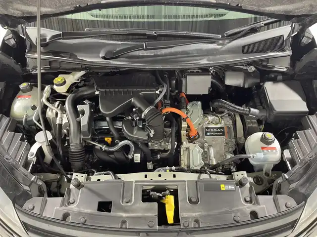 日産 ノート X 神奈川県 2024(令6)年 4.4万km スーパーブラック 純正9型ディスプレイオーディオ/AM　FM　フルセグ　USB　Bluetooth　AppleCarPlay　HDMI　/アラウンドビューモニター/プロパイロット/ハンドル支援/側方支援/後側方支援/後退時車両検知警報/ふらつき警報/デジタルインナーミラー/革巻きステアリング/ステアリングヒーター/ステアリングスイッチ/ブレーキオートホールド/前席シートヒーター/ビルトインETC2.0/置くだけ充電/純正フロアマット/スマートキー/スペアキー/LEDヘッドライト/オートライト/オートハイビーム/ヘッドライトレベライザー/純正16インチアルミホイル