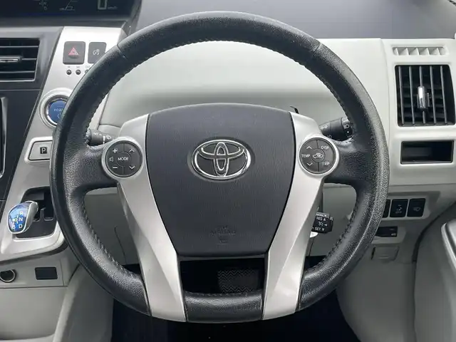 トヨタ プリウス α G ツーリングセレクション 埼玉県 2012(平24)年 11.3万km ホワイトパールクリスタルシャイン (株)IDOMが運営する【じしゃロン鳩ヶ谷店】の自社ローン専用車両になりますこちらは現金またはオートローンご利用時の価格です。自社ローンご希望の方は別途その旨お申付け下さい/純正SDナビ/純正フルセグテレビ/バックカメラ/プッシュスタート/クルーズコントロール/革巻きステアリング/ステアリングスイッチ/フォグランプ/ETC/純正17インチAW/純正フロアマット/スマートキー/スペアキー1本/ドアバイザー/電動格納式ウィンカーミラー/ISOFIX
