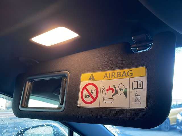 レクサス ＮＸ 300h Fスポーツ 道東・釧路十勝 2015(平27)年 5.5万km スターライトブラックガラスフレーク 4WD/サンルーフ/純正ナビ(FM・AM・BT・SD・CD・DVD)/バックカメラ/シートヒーター前席/電動パーキングブレーキ/コーナーセンサー/パワーリアゲート/ステアリングヒーター/クルーズコントロール/積込タイヤ(アルミ付スタッドレス)/パドルシフト/ETC/プッシュスタート/純正ドアバイザー/電格ミラー/純正フロアマット/横滑り防止