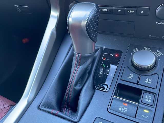 レクサス ＮＸ 300h Fスポーツ 道東・釧路十勝 2015(平27)年 5.5万km スターライトブラックガラスフレーク 4WD/サンルーフ/純正ナビ(FM・AM・BT・SD・CD・DVD)/バックカメラ/シートヒーター前席/電動パーキングブレーキ/コーナーセンサー/パワーリアゲート/ステアリングヒーター/クルーズコントロール/積込タイヤ(アルミ付スタッドレス)/パドルシフト/ETC/プッシュスタート/純正ドアバイザー/電格ミラー/純正フロアマット/横滑り防止