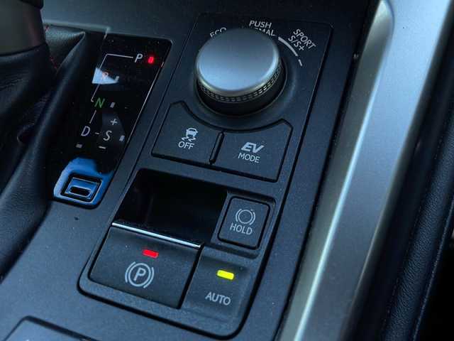 レクサス ＮＸ 300h Fスポーツ 道東・釧路十勝 2015(平27)年 5.5万km スターライトブラックガラスフレーク 4WD/サンルーフ/純正ナビ(FM・AM・BT・SD・CD・DVD)/バックカメラ/シートヒーター前席/電動パーキングブレーキ/コーナーセンサー/パワーリアゲート/ステアリングヒーター/クルーズコントロール/積込タイヤ(アルミ付スタッドレス)/パドルシフト/ETC/プッシュスタート/純正ドアバイザー/電格ミラー/純正フロアマット/横滑り防止