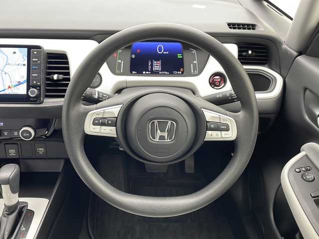 ホンダ フィット e:HEVベーシック 千葉県 2022(令4)年 1.2万km ルナシルバーM 純正SDナビ【VXU-225FTi】/(フルセグTV/Bluetooth/SD/CD/DVD/USB)/バックカメラ/衝突被害軽減ブレーキ/レーンキープアシスト/コーナーセンサー(前後)/レーダークルーズコントロール/社外ドライブレコーダー(前後)/社外ETC/純正フロアマット/社外15インチアルミホイール/LEDヘッドライト/オートライト/エアバッグ(W+サイド+カーテン)/プッシュスタート