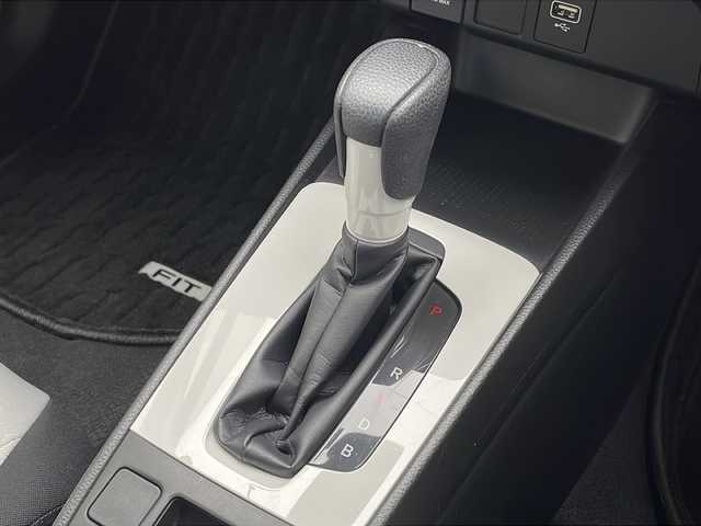 ホンダ フィット e:HEVベーシック 千葉県 2022(令4)年 1.2万km ルナシルバーM 純正SDナビ【VXU-225FTi】/(フルセグTV/Bluetooth/SD/CD/DVD/USB)/バックカメラ/衝突被害軽減ブレーキ/レーンキープアシスト/コーナーセンサー(前後)/レーダークルーズコントロール/社外ドライブレコーダー(前後)/社外ETC/純正フロアマット/社外15インチアルミホイール/LEDヘッドライト/オートライト/エアバッグ(W+サイド+カーテン)/プッシュスタート
