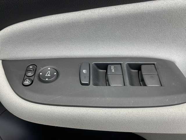 ホンダ フィット e:HEVベーシック 千葉県 2022(令4)年 1.2万km ルナシルバーM 純正SDナビ【VXU-225FTi】/(フルセグTV/Bluetooth/SD/CD/DVD/USB)/バックカメラ/衝突被害軽減ブレーキ/レーンキープアシスト/コーナーセンサー(前後)/レーダークルーズコントロール/社外ドライブレコーダー(前後)/社外ETC/純正フロアマット/社外15インチアルミホイール/LEDヘッドライト/オートライト/エアバッグ(W+サイド+カーテン)/プッシュスタート
