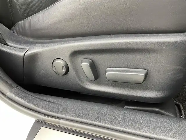 トヨタ クラウン ハイブリッド アスリートS 宮城県 2014(平26)年 4.7万km ホワイトパールクリスタルシャイン トヨタ純正ナビ/（フルセグ/CD/DVD/Bluetooth）/純正カメラ一体型ドライブレコーダー/純正フロアマット/バックカメラ/パノラミックビューモニター/ビルトインETC/衝突軽減ブレーキ/レーダークルーズコントロール/レーンアシスト/レザーシート/前席パワーシート/前席シートヒーター・ベンチレーション/電動チルトテレスコピックステアリング/オールAUTOパワーウインドウ/フォグランプ/ドアバイザー/スペアタイヤ/保証書・取扱説明書・スペアキー