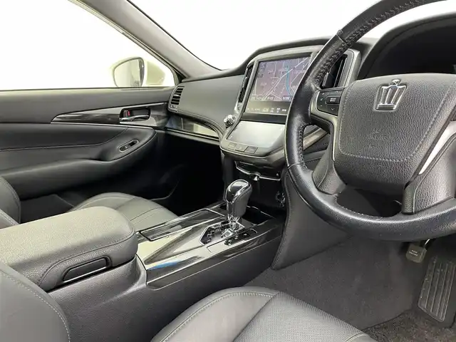 トヨタ クラウン ハイブリッド アスリートS 宮城県 2014(平26)年 4.7万km ホワイトパールクリスタルシャイン トヨタ純正ナビ/（フルセグ/CD/DVD/Bluetooth）/純正カメラ一体型ドライブレコーダー/純正フロアマット/バックカメラ/パノラミックビューモニター/ビルトインETC/衝突軽減ブレーキ/レーダークルーズコントロール/レーンアシスト/レザーシート/前席パワーシート/前席シートヒーター・ベンチレーション/電動チルトテレスコピックステアリング/オールAUTOパワーウインドウ/フォグランプ/ドアバイザー/スペアタイヤ/保証書・取扱説明書・スペアキー