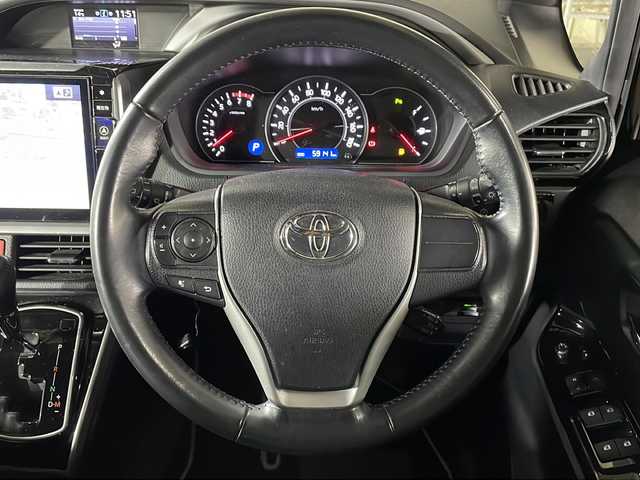 トヨタ ヴォクシー ZS 煌Ⅱ 広島県 2019(令1)年 6万km ブラック 禁煙車/ＡＬＰＩＮＥ１１型ナビ/１２．８型後席フリップダウンモニター/バックカメラ/両側パワースライドドア/クルーズコントロール/ＨＤＭＩ/オートマチックハイビーム/ＥＴＣ/ＭＴモード付ＡＴシフト/ＬＥＤヘッドライト/衝突被害軽減/レーンキープアシスト/踏み間違い防止/純正16インチアルミホイール(205/60/R16)/エアバッグ(運転席/助手席)