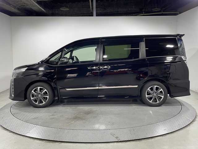 トヨタ ヴォクシー ZS 煌Ⅱ 広島県 2019(令1)年 6万km ブラック 禁煙車/ＡＬＰＩＮＥ１１型ナビ/１２．８型後席フリップダウンモニター/バックカメラ/両側パワースライドドア/クルーズコントロール/ＨＤＭＩ/オートマチックハイビーム/ＥＴＣ/ＭＴモード付ＡＴシフト/ＬＥＤヘッドライト/衝突被害軽減/レーンキープアシスト/踏み間違い防止/純正16インチアルミホイール(205/60/R16)/エアバッグ(運転席/助手席)