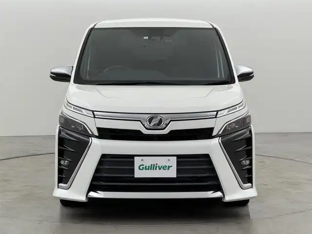 トヨタ ヴォクシー ZS 煌 福岡県 2018(平30)年 4.8万km ホワイトパールクリスタルシャイン ワンオーナー　/アルパイン９型ナビ　/バックカメラ　/ＥＴＣ　/前後ドラレコ　/レーダー探知機　/クルーズコントロール　/衝突軽減ブレーキ　/レーンキープ　/オートマチックハイビーム　/ＭＴモード付き　/両側パワースライドドア　/ＬＥＤヘッドライト