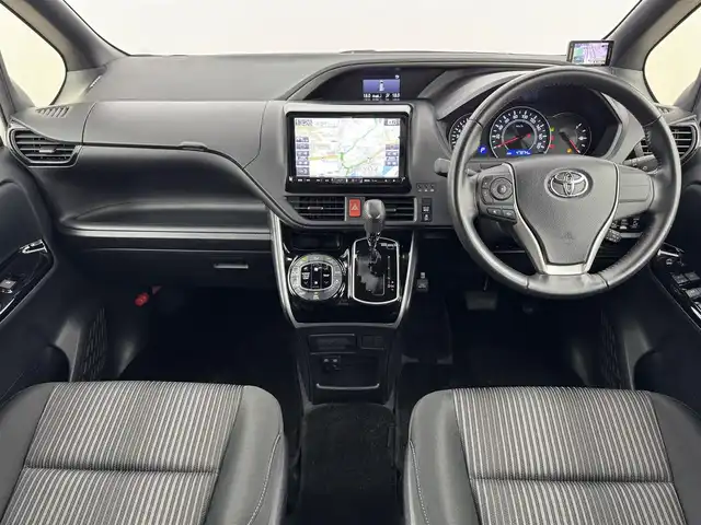 トヨタ ヴォクシー ZS 煌 福岡県 2018(平30)年 4.8万km ホワイトパールクリスタルシャイン ワンオーナー　/アルパイン９型ナビ　/バックカメラ　/ＥＴＣ　/前後ドラレコ　/レーダー探知機　/クルーズコントロール　/衝突軽減ブレーキ　/レーンキープ　/オートマチックハイビーム　/ＭＴモード付き　/両側パワースライドドア　/ＬＥＤヘッドライト