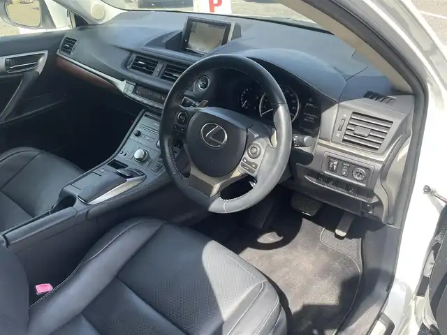 レクサス ＣＴ 200h バージョンL 千葉県 2014(平26)年 9.3万km ホワイトパールクリスタルシャイン 純正SDナビ/・フルセグTV/・CD/DVD/BD/・Bluetooth/USB/SD/AUX/バックカメラ/プリクラッシュセーフティ/クルーズコントロール/ビルトインETC2.0/ドライブレコーダー/ステアリングヒーター/フロントシートヒーター/フロントパワーシート/運転席メモリーシート/スマートキーx３/取扱説明書/保証書
