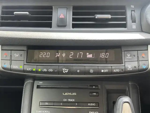 レクサス ＣＴ 200h バージョンL 千葉県 2014(平26)年 9.3万km ホワイトパールクリスタルシャイン 純正SDナビ/・フルセグTV/・CD/DVD/BD/・Bluetooth/USB/SD/AUX/バックカメラ/プリクラッシュセーフティ/クルーズコントロール/ビルトインETC2.0/ドライブレコーダー/ステアリングヒーター/フロントシートヒーター/フロントパワーシート/運転席メモリーシート/スマートキーx３/取扱説明書/保証書