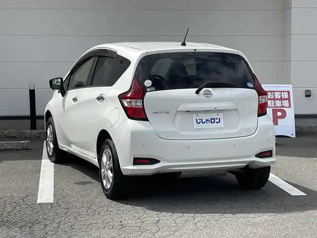 日産 ノート X FOUR スマートセーフティED 青森県 2017(平29)年 9.4万km ホワイト (株)IDOMが運営する【じしゃロン青森店】の自社ローン専用車両になりますこちらは現金、またはオートローンご利用時の価格です。自社ローンご希望の方は別途その旨お申付け下さい。/４ＷＤ/社外メモリーナビ/　AM/FM/CD/DVD/SD/ワンセグＴＶ/全周囲バックカメラ/デジタルインナーミラー/社外ＥＴＣ/横滑り防止装置/レーンアシスト/衝突被害軽減システム/ヘッドランプレベライザー/ドアバイザー/１４インチ純正スチールホイール装着（ホイールキャップ付）
