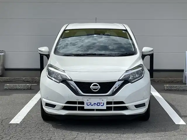 日産 ノート X FOUR スマートセーフティED 青森県 2017(平29)年 9.4万km ホワイト (株)IDOMが運営する【じしゃロン青森店】の自社ローン専用車両になりますこちらは現金、またはオートローンご利用時の価格です。自社ローンご希望の方は別途その旨お申付け下さい。/４ＷＤ/社外メモリーナビ/　AM/FM/CD/DVD/SD/ワンセグＴＶ/全周囲バックカメラ/デジタルインナーミラー/社外ＥＴＣ/横滑り防止装置/レーンアシスト/衝突被害軽減システム/ヘッドランプレベライザー/ドアバイザー/１４インチ純正スチールホイール装着（ホイールキャップ付）