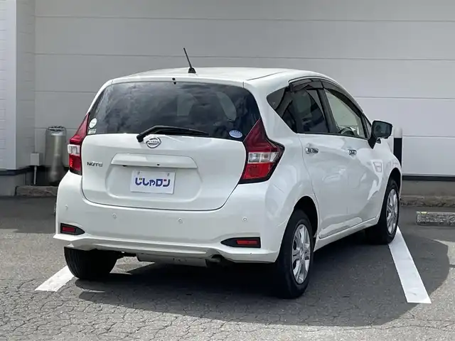 日産 ノート X FOUR スマートセーフティED 青森県 2017(平29)年 9.4万km ホワイト (株)IDOMが運営する【じしゃロン青森店】の自社ローン専用車両になりますこちらは現金、またはオートローンご利用時の価格です。自社ローンご希望の方は別途その旨お申付け下さい。/４ＷＤ/社外メモリーナビ/　AM/FM/CD/DVD/SD/ワンセグＴＶ/全周囲バックカメラ/デジタルインナーミラー/社外ＥＴＣ/横滑り防止装置/レーンアシスト/衝突被害軽減システム/ヘッドランプレベライザー/ドアバイザー/１４インチ純正スチールホイール装着（ホイールキャップ付）