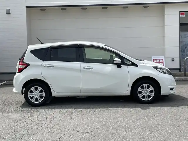 日産 ノート X FOUR スマートセーフティED 青森県 2017(平29)年 9.4万km ホワイト (株)IDOMが運営する【じしゃロン青森店】の自社ローン専用車両になりますこちらは現金、またはオートローンご利用時の価格です。自社ローンご希望の方は別途その旨お申付け下さい。/４ＷＤ/社外メモリーナビ/　AM/FM/CD/DVD/SD/ワンセグＴＶ/全周囲バックカメラ/デジタルインナーミラー/社外ＥＴＣ/横滑り防止装置/レーンアシスト/衝突被害軽減システム/ヘッドランプレベライザー/ドアバイザー/１４インチ純正スチールホイール装着（ホイールキャップ付）