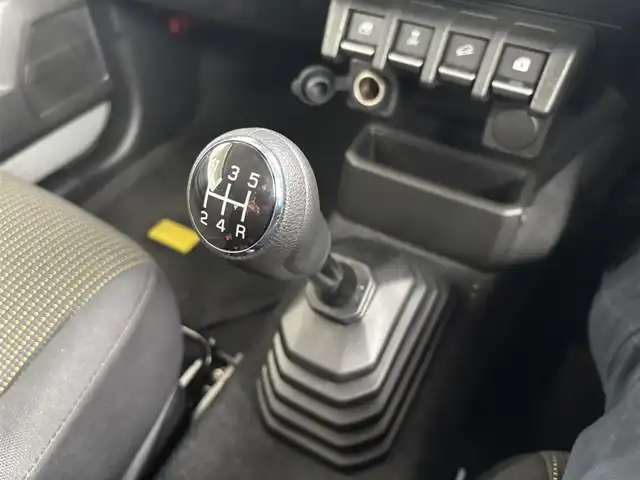 スズキ ジムニー XC 京都府 2023(令5)年 0.5万km ミディアムグレー ワンオーナー/スズキセーフティサポート/・デュアルセンサーブレーキサポート/・誤発進抑制機能/・車線逸脱警報機能/・ふらつき警報機能/・ハイビームアシスト/アルパイン9インチディスプレイオーディオ/・Apple carpray/Android auto/Bluetooth/バックカメラ/クルーズコントロール/ビルトインETC/前席シートヒーター/LEDヘッドランプ/純正16インチアルミホイール