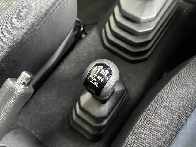 スズキ ジムニー XC 京都府 2023(令5)年 0.5万km ミディアムグレー ワンオーナー/スズキセーフティサポート/・デュアルセンサーブレーキサポート/・誤発進抑制機能/・車線逸脱警報機能/・ふらつき警報機能/・ハイビームアシスト/アルパイン9インチディスプレイオーディオ/・Apple carpray/Android auto/Bluetooth/バックカメラ/クルーズコントロール/ビルトインETC/前席シートヒーター/LEDヘッドランプ/純正16インチアルミホイール