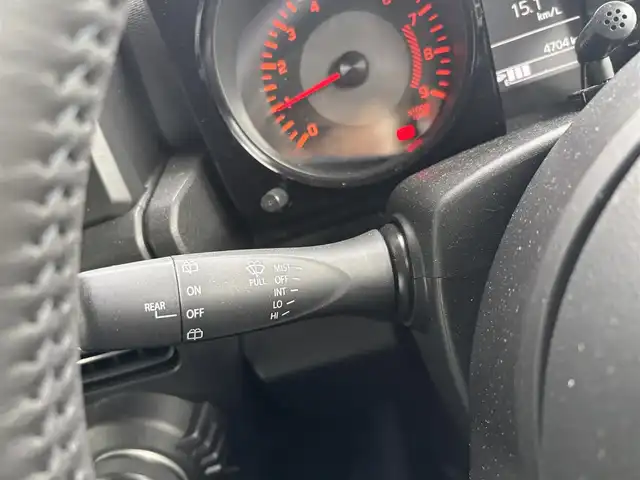 スズキ ジムニー XC 京都府 2023(令5)年 0.5万km ミディアムグレー ワンオーナー/スズキセーフティサポート/・デュアルセンサーブレーキサポート/・誤発進抑制機能/・車線逸脱警報機能/・ふらつき警報機能/・ハイビームアシスト/アルパイン9インチディスプレイオーディオ/・Apple carpray/Android auto/Bluetooth/バックカメラ/クルーズコントロール/ビルトインETC/前席シートヒーター/LEDヘッドランプ/純正16インチアルミホイール