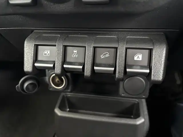 スズキ ジムニー XC 京都府 2023(令5)年 0.5万km ミディアムグレー ワンオーナー/スズキセーフティサポート/・デュアルセンサーブレーキサポート/・誤発進抑制機能/・車線逸脱警報機能/・ふらつき警報機能/・ハイビームアシスト/アルパイン9インチディスプレイオーディオ/・Apple carpray/Android auto/Bluetooth/バックカメラ/クルーズコントロール/ビルトインETC/前席シートヒーター/LEDヘッドランプ/純正16インチアルミホイール