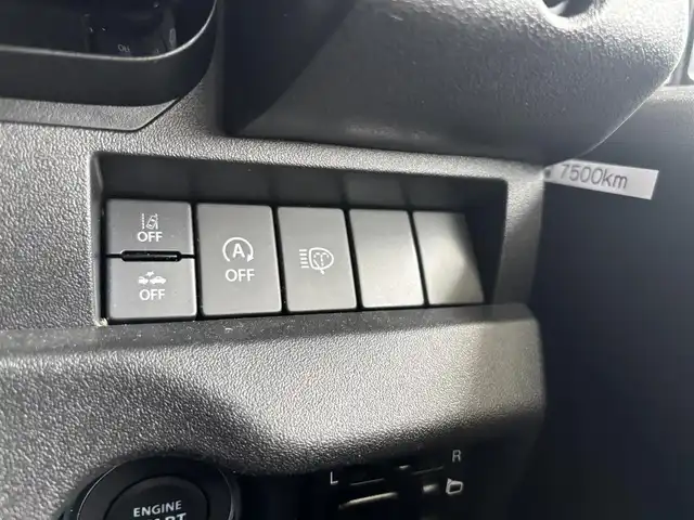 スズキ ジムニー XC 京都府 2023(令5)年 0.5万km ミディアムグレー ワンオーナー/スズキセーフティサポート/・デュアルセンサーブレーキサポート/・誤発進抑制機能/・車線逸脱警報機能/・ふらつき警報機能/・ハイビームアシスト/アルパイン9インチディスプレイオーディオ/・Apple carpray/Android auto/Bluetooth/バックカメラ/クルーズコントロール/ビルトインETC/前席シートヒーター/LEDヘッドランプ/純正16インチアルミホイール